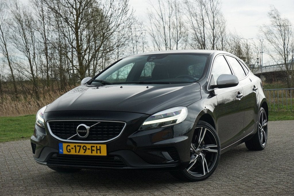 Volvo V40 1.5 T3 R-Design - Onyx Black - Full Led/Alcantara/, Auto's, Volvo, Euro 6, 4 cilinders, 700 kg, Zwart