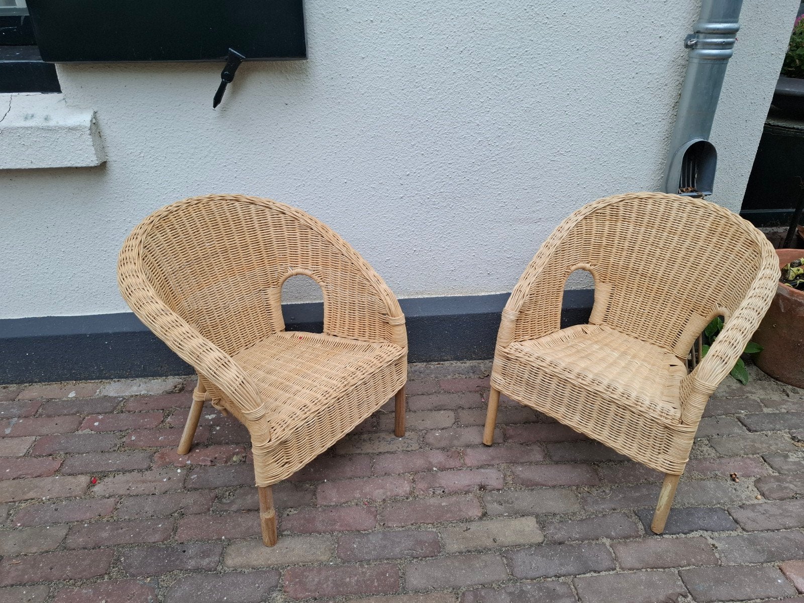 Twee stevige rieten kinderstoeltjes binnen/buiten, Ophalen, Rotan