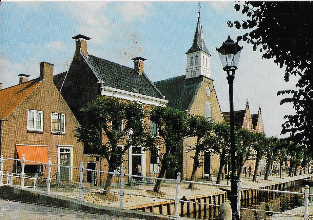 Sloten gemeentehuis met n h kerk ansichtkaart ( 188 ), Ophalen of Verzenden, 1980 tot heden, Gelopen, Friesland