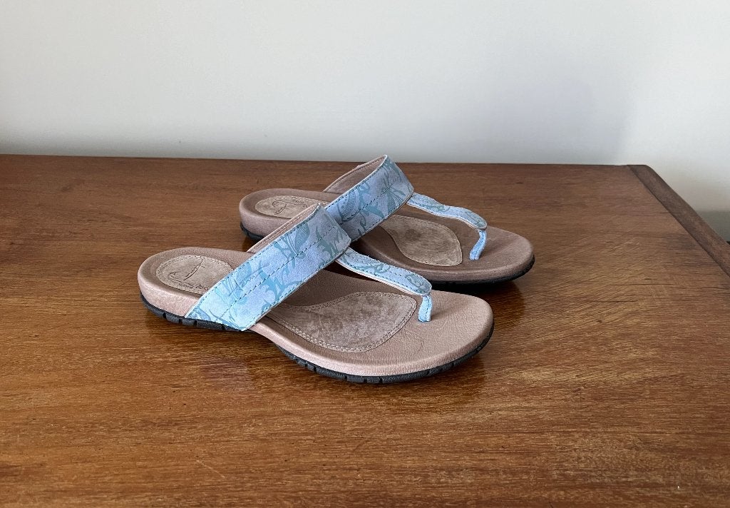Nieuw: blauwe leren Teva teenslippers; maat 37/38, Slippers, Blauw, Nieuw, Ophalen of Verzenden