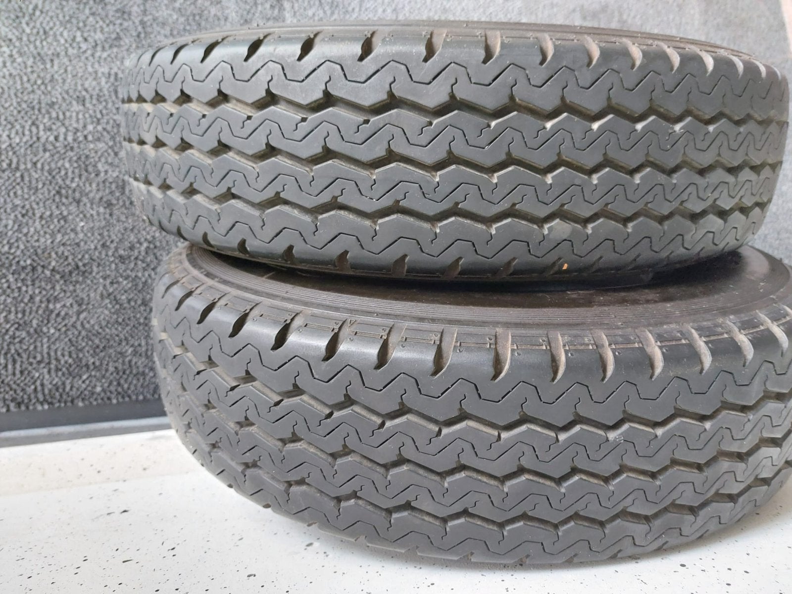 2 banden voor een aanhangwagen., Ophalen