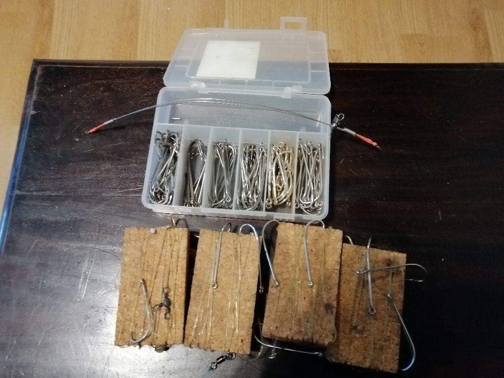 Zeevis materiaal, veel haken in doos, Ophalen of Verzenden, Nieuw, Haak