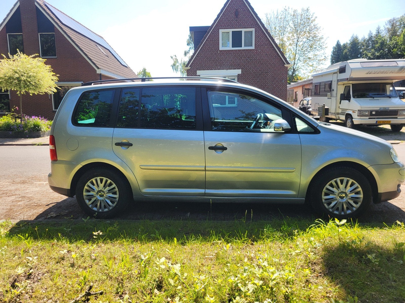 Volkswagen Touran 1.6 85KW 2006 Grijs, Stof, Zwart, 4 cilinders, 75 €/maand