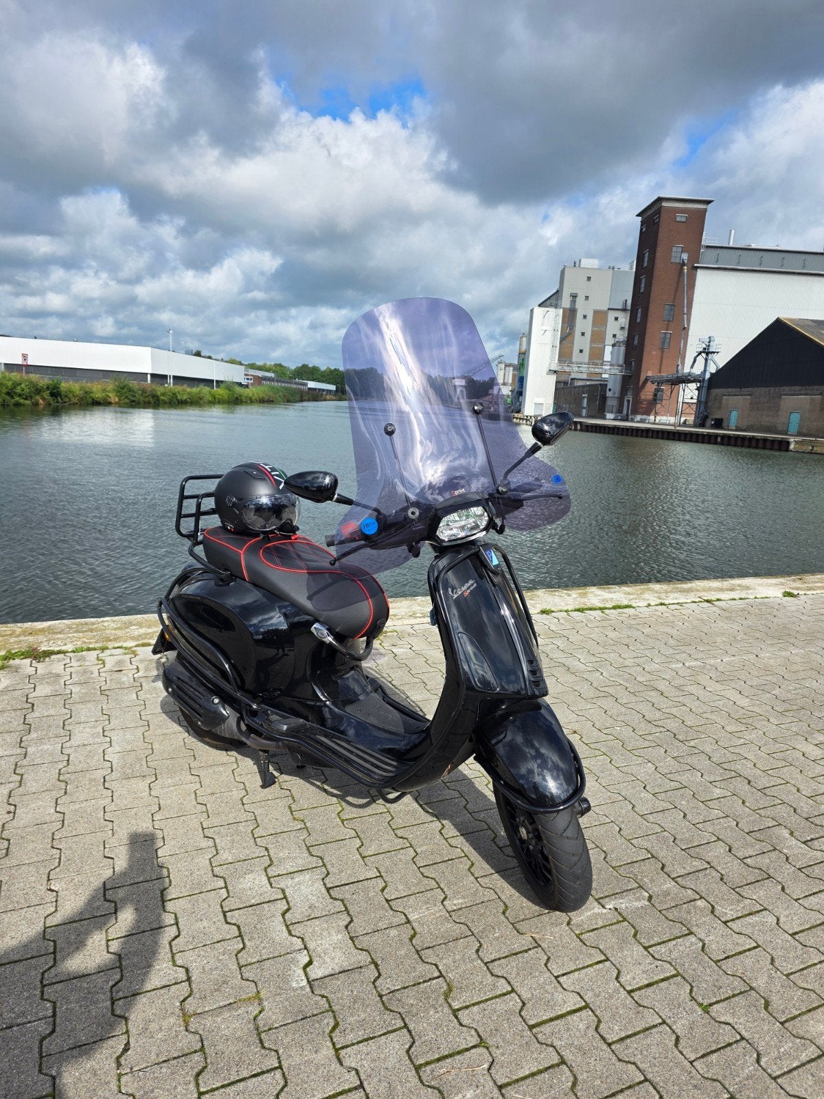 Vespa Sprint 2023  Zwart - Zo goed als nieuw, Fietsen en Brommers, Ophalen, Overige modellen, Maximaal 45 km/u, Zo goed als nieuw