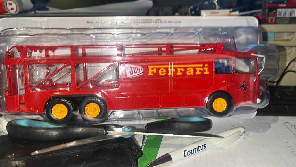 Agostini Ferrari fiat autotransporter schaal 1 op  43 SALE, Agostini, Ophalen of Verzenden, Zo goed als nieuw, Bus of Vrachtwagen