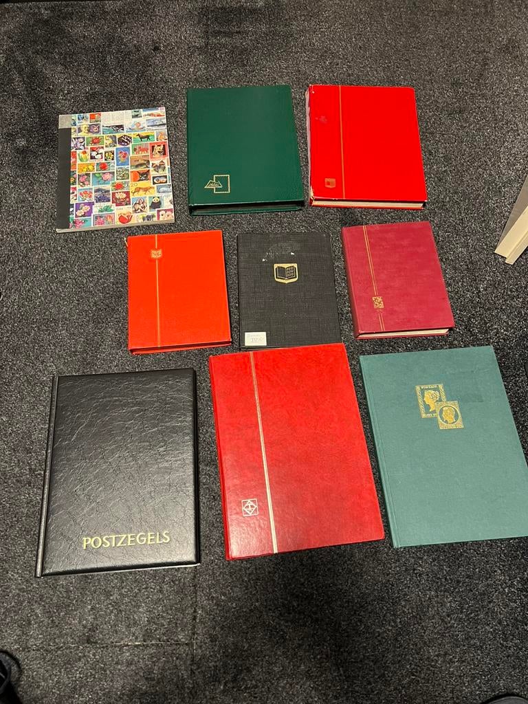 9 volle postzegel albums met buitenlandse postzegels, Postzegels en Munten, Postzegels | Volle albums en Verzamelingen, Ophalen of Verzenden