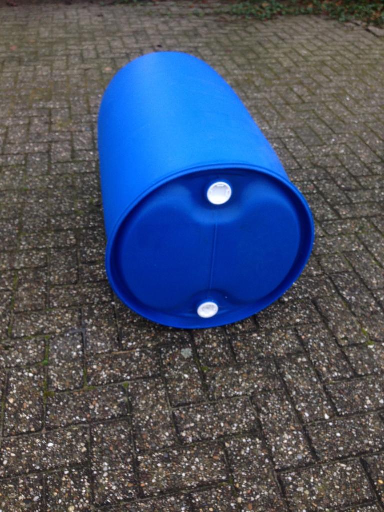 Mooie blauwe of grijze tonnen voor een vlot of regenton., 150 liter of meer, Ophalen of Verzenden, Zo goed als nieuw, Kunststof