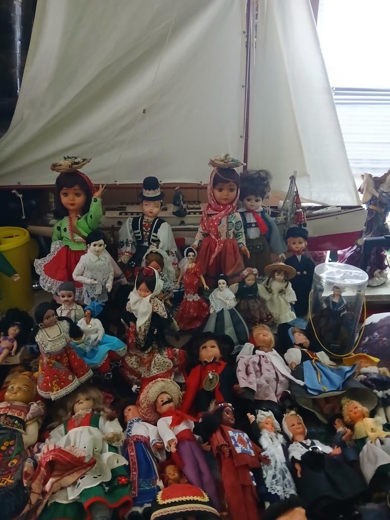 Poppen in klederdracht ...tevens een mooie boot..., Ophalen, Gebruikt, Pop