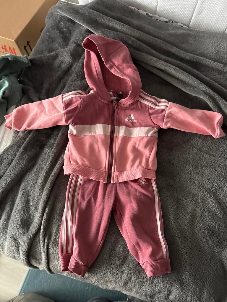 Roze Adidas trainingspak maat 68, Kinderen en Baby's, Ophalen of Verzenden, Zo goed als nieuw, Meisje, Pakje