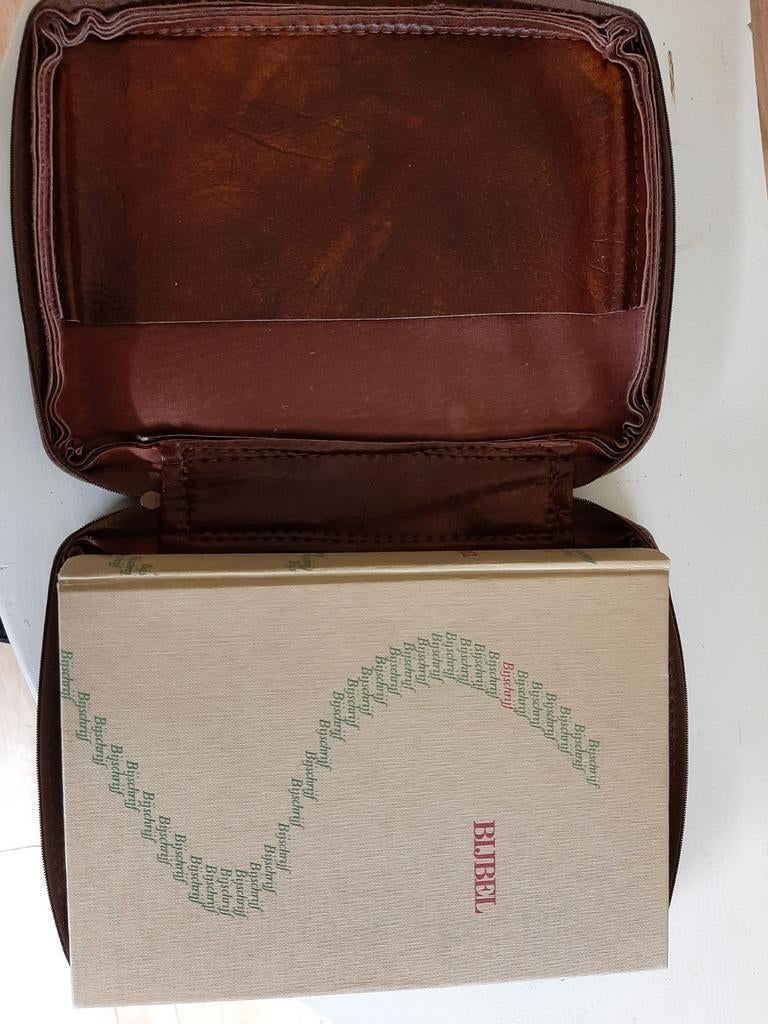 Bijbel met lederen etui - Nederlands Bijbelgenootschap 1980, Ophalen of Verzenden, Zo goed als nieuw, Nederlands Bijbelgenootschap
