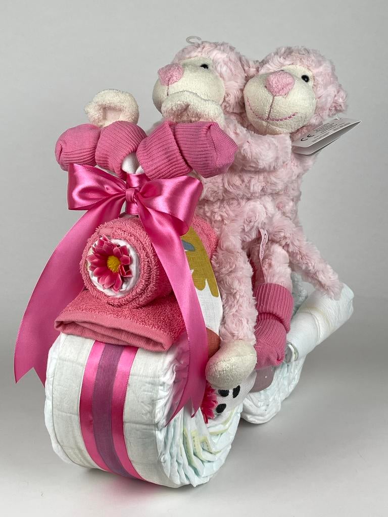 Luiertaart motor luiermotor tweeling meisje aap roze, Ophalen of Verzenden, Nieuw, Kraamcadeau