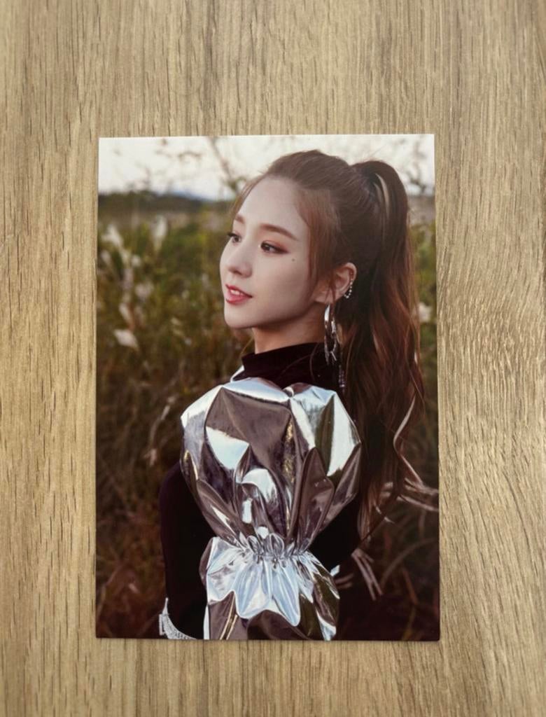 loona heejin 12:00 bbc postcard kpop k.pop, Ophalen of Verzenden, Zo goed als nieuw, Foto of Kaart