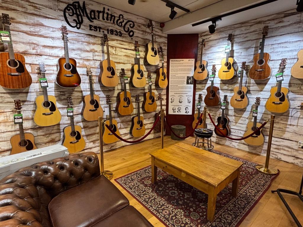 Martin Guitars - check them out at Max Guitar store!, Muziek en Instrumenten, Snaarinstrumenten | Gitaren | Akoestisch, Ophalen
