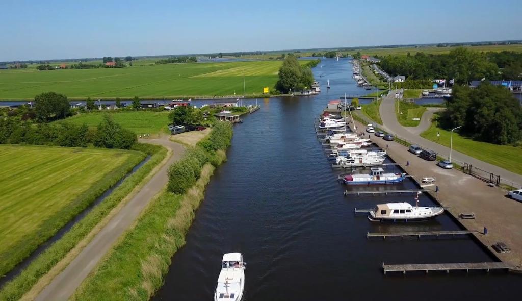 Ligplaatsen Liegeplatz te Water in het Hart van Friesland, Watersport en Boten, Herfst, Binnen en Buiten