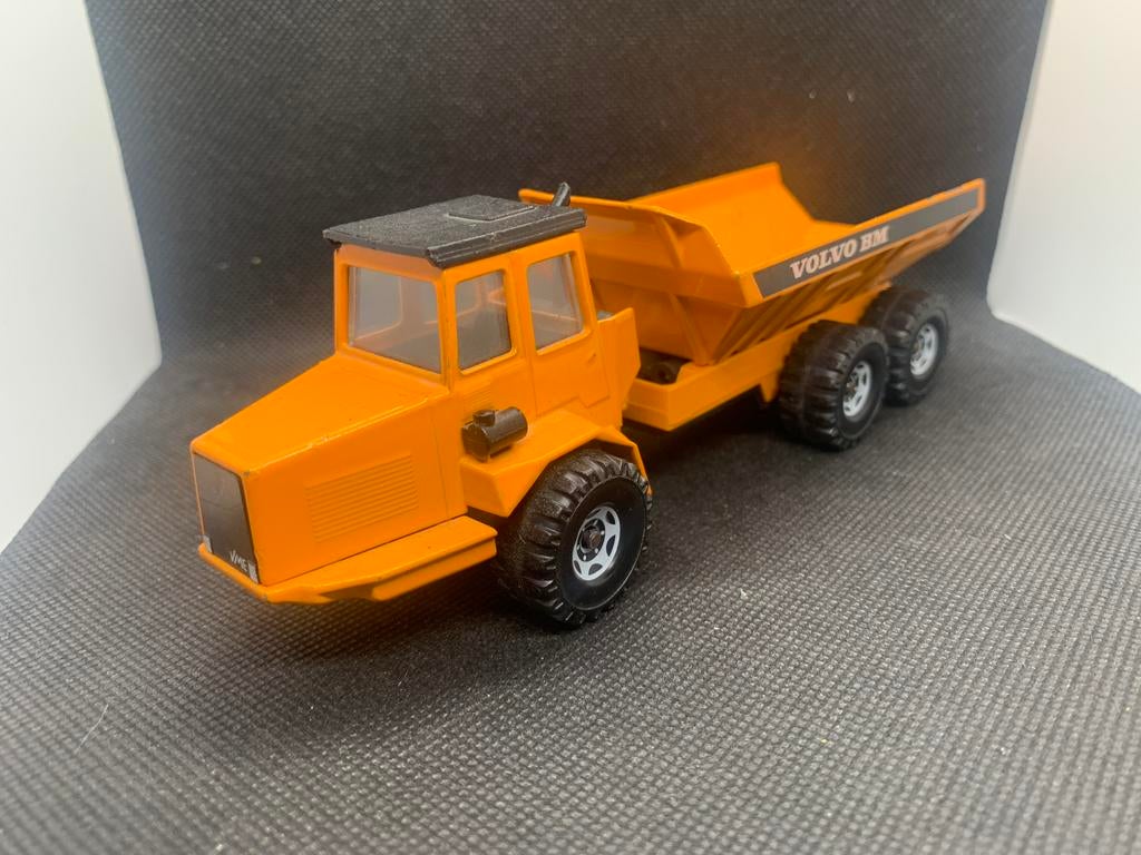 Siku Volvo BM Kipper Knikdumper, Hobby en Vrije tijd, Modelauto's | 1:50, Ophalen of Verzenden, Zo goed als nieuw, Bus of Vrachtwagen