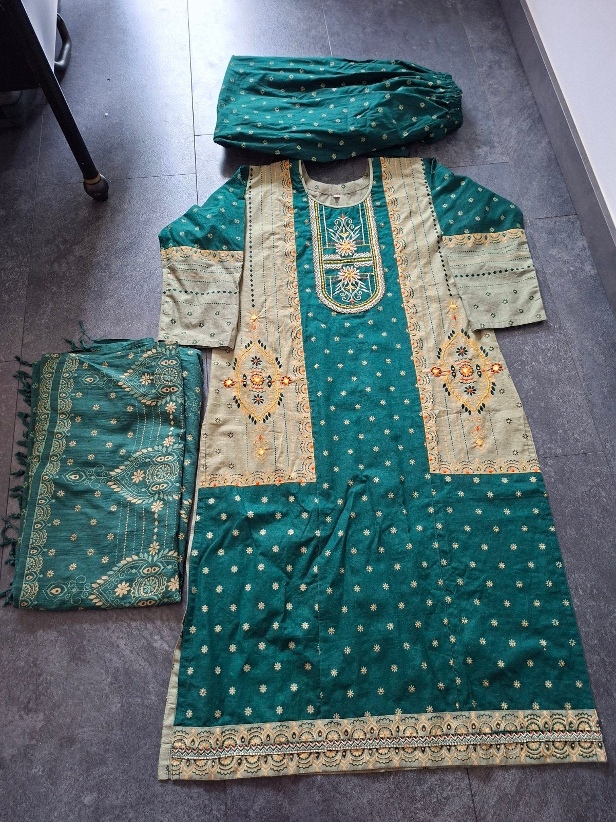 Indiase Salwaar Kameez - Groen met borduursel, Onbekend, Ophalen of Verzenden, Nieuw, Maat 42/44 (L)