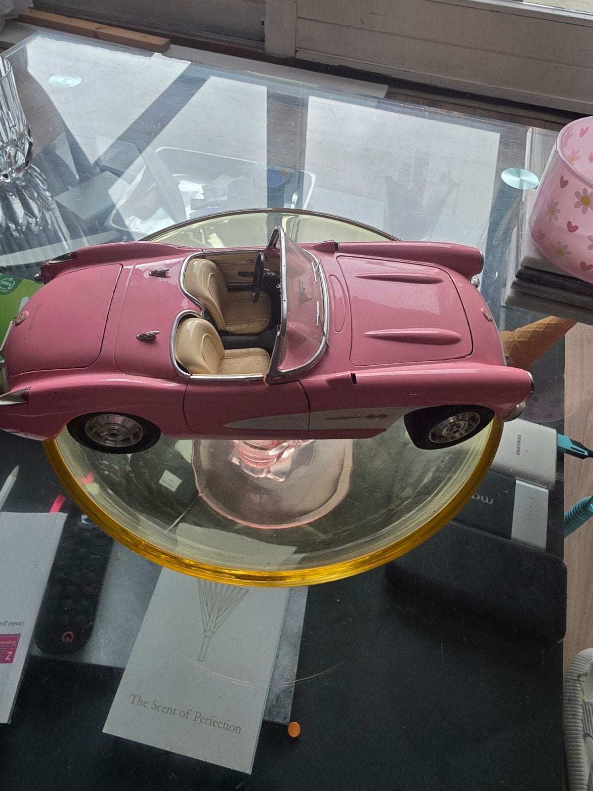 Burago Chevrolet Corvette (1957) - Roze schaalmodel, Ophalen of Verzenden, Zo goed als nieuw, Auto, Overige merken