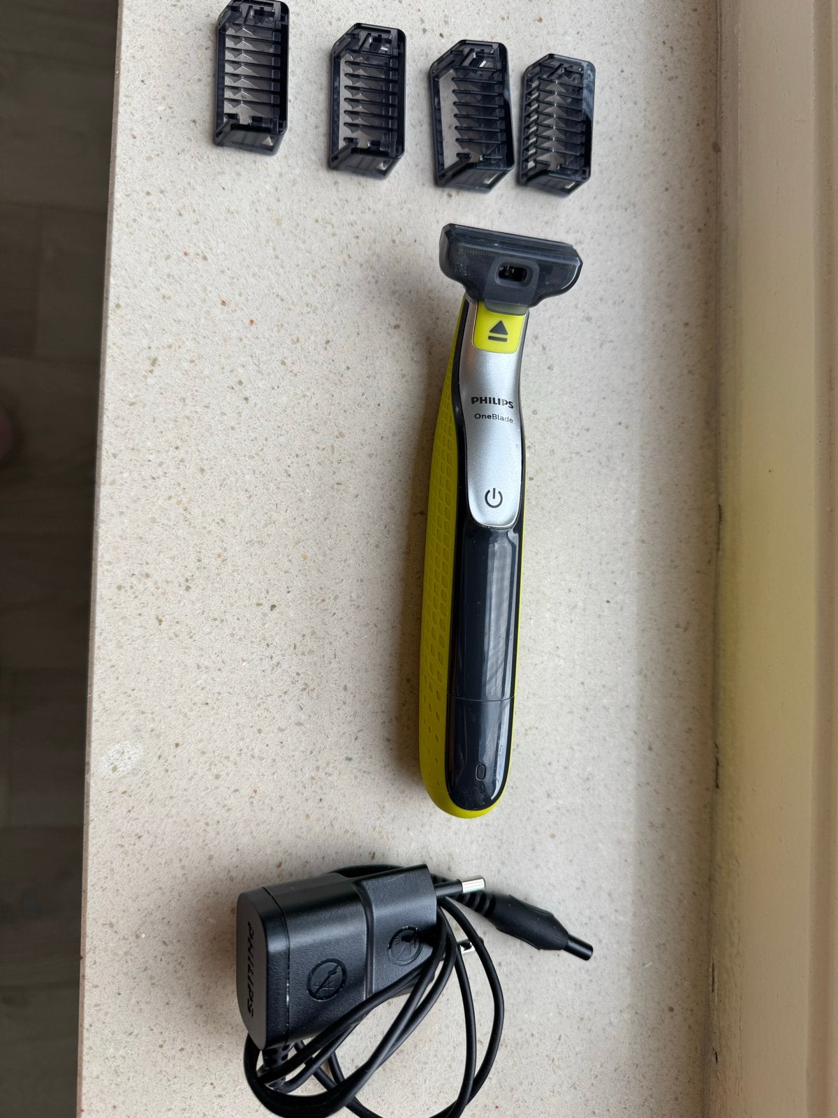 Philips OneBlade QP2520/30 met opzetstukken en oplader, Ophalen of Verzenden, Zo goed als nieuw, Scheren en Epileren