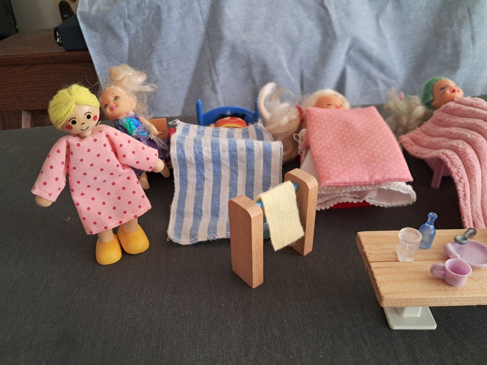 Foto 24 van Groot Playwood Poppenhuis met Meubels Poppetjes & Accessoire