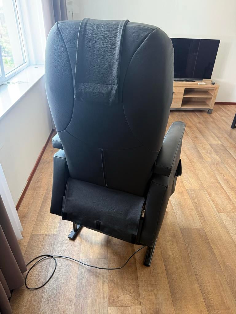 Zwarte relaxstoel met hoofdkussen, Huis en Inrichting, Fauteuils, Ophalen, Zo goed als nieuw, 50 tot 75 cm