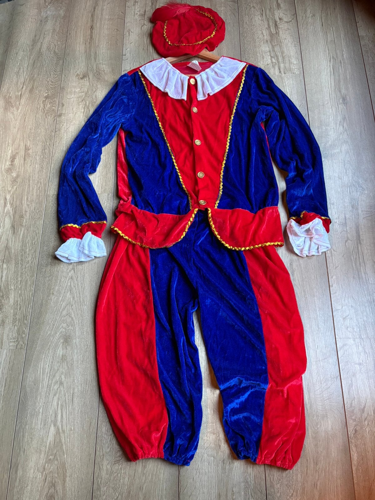 Pietenpak rood met blauw, velours maat L- XL, Diversen, Ophalen of Verzenden, Nieuw