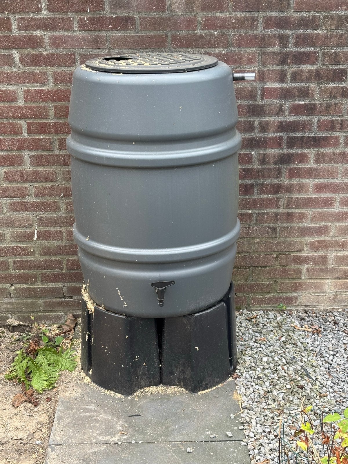 Kunststof regenton op voet - Grijs, met kraantje, Tuin en Terras, Ophalen, Kunststof, Gebruikt, Met kraantje