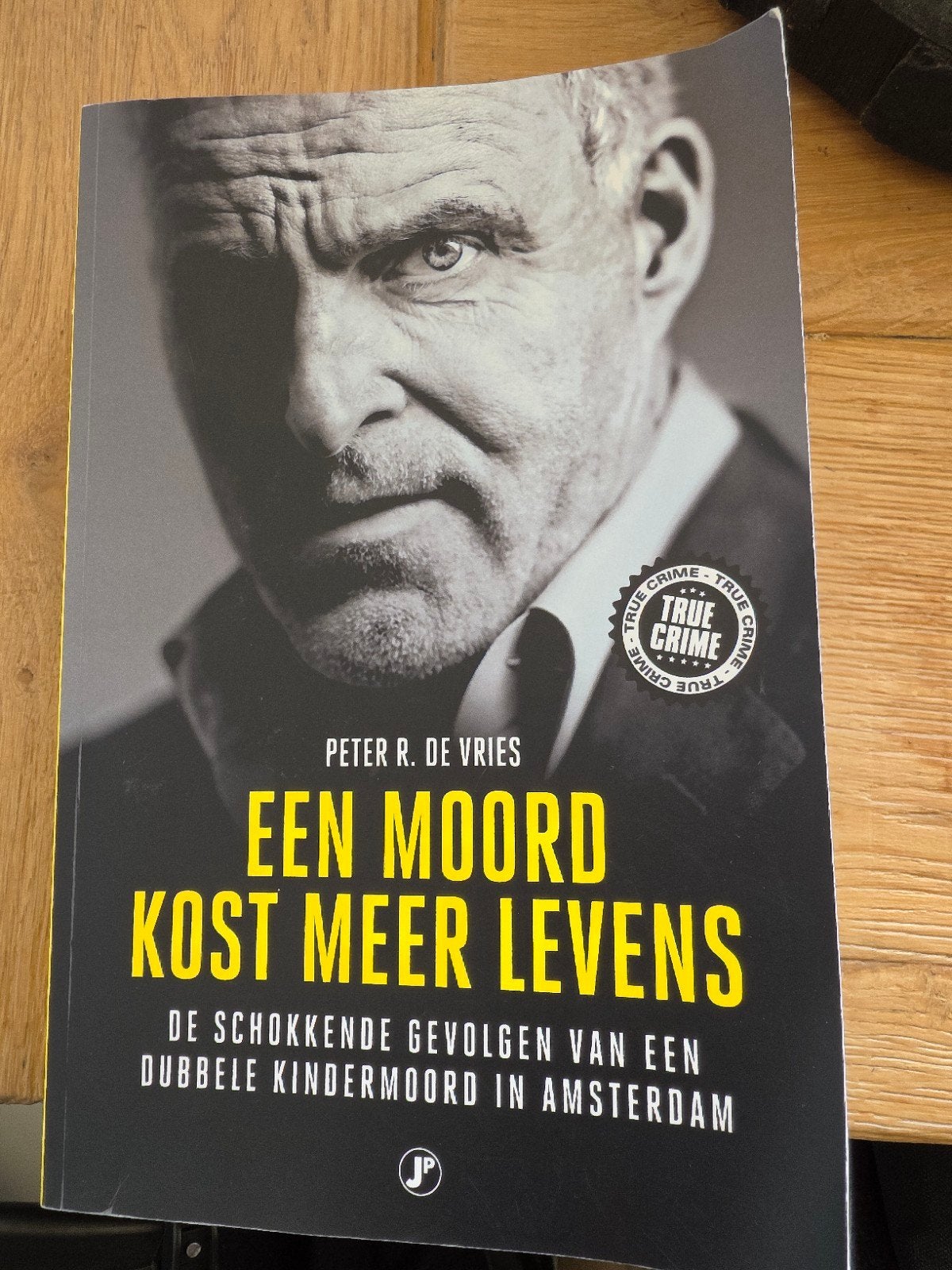 Een Moord Kost Meer Levens - Peter R. de Vries, Boeken, Ophalen of Verzenden, Zo goed als nieuw, Peter R. de Vries, Overige