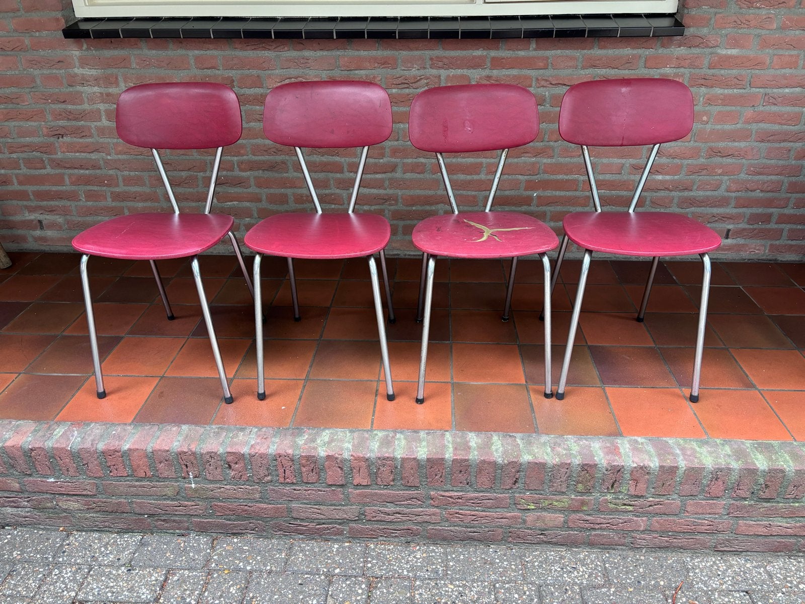 Set van 4 vintage rode stoelen met metalen frame, Antiek en Kunst, Ophalen