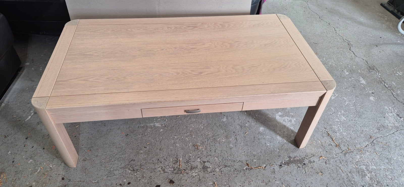 Massief houten salontafel met glasplaat en lichte schade, Ophalen, Gebruikt, 100 tot 150 cm, Overige houtsoorten