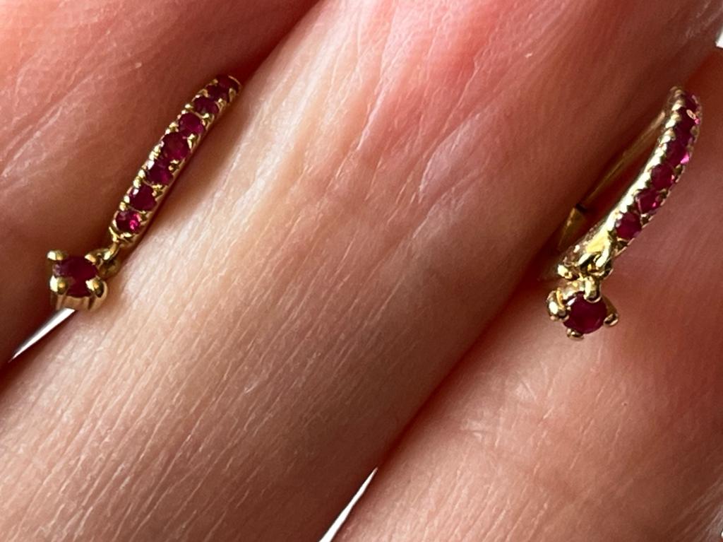 Gouden oorbellen natuurlijke Robijn, Hangers, Verzenden, Zo goed als nieuw, Met edelsteen