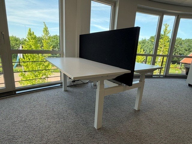 Foto 4 van Elektrische zit-sta duo-bureau met kabelgoot, verdeler, 21st