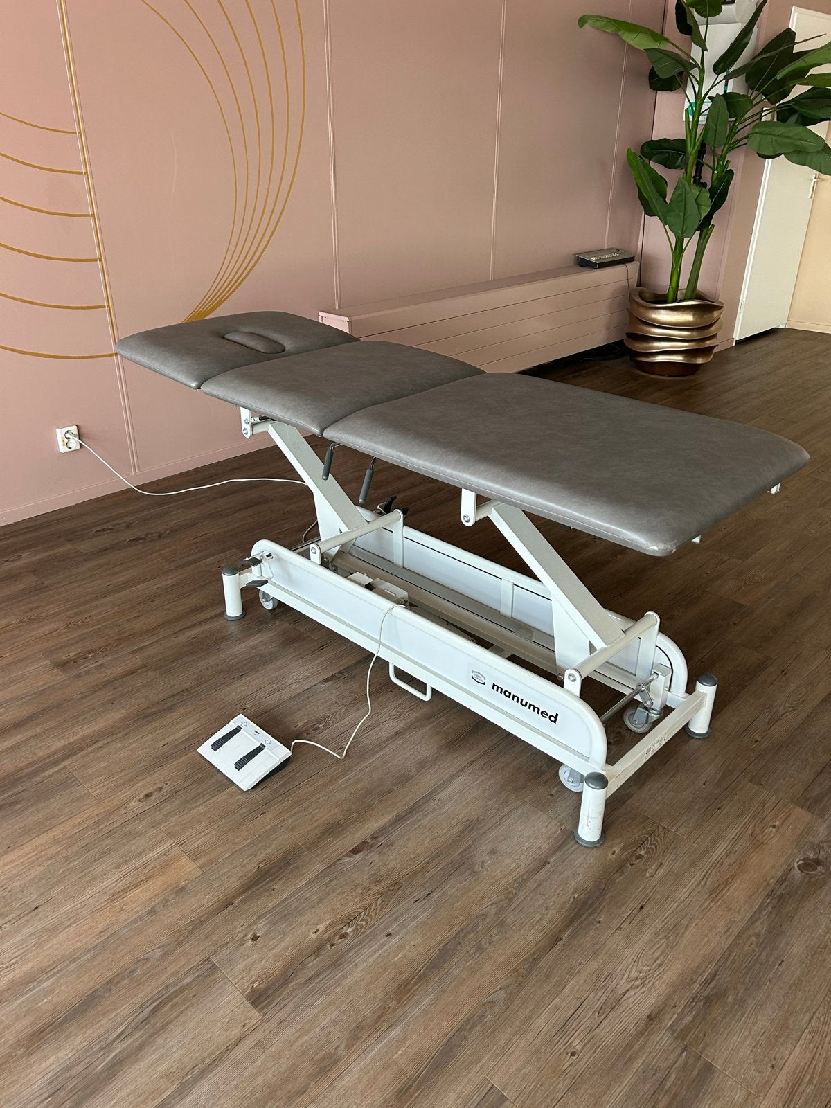 Manumed behandelbank - Elektrisch Verstelbaar, Ophalen, Zo goed als nieuw, Massagetafel