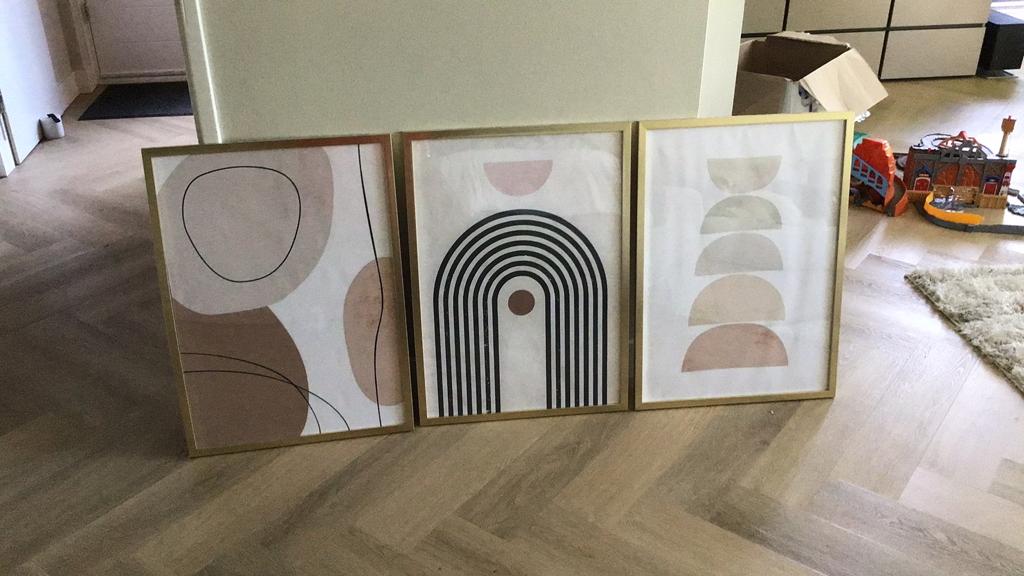 3 Messingkleurige Fotolijsten 52x73 cm met Abstracte Prints, Ophalen of Verzenden, Zo goed als nieuw