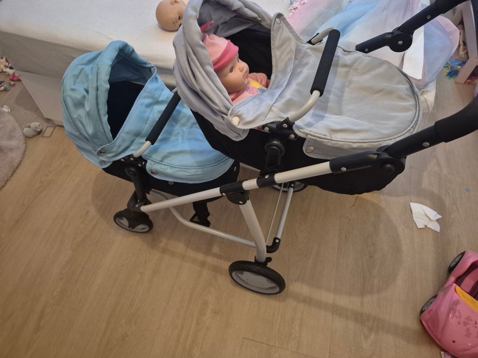 Tweeling poppenwagen met 1 pop - liggend en zittend, Kinderen en Baby's, Speelgoed | Poppen, Ophalen, Zo goed als nieuw, Babypop