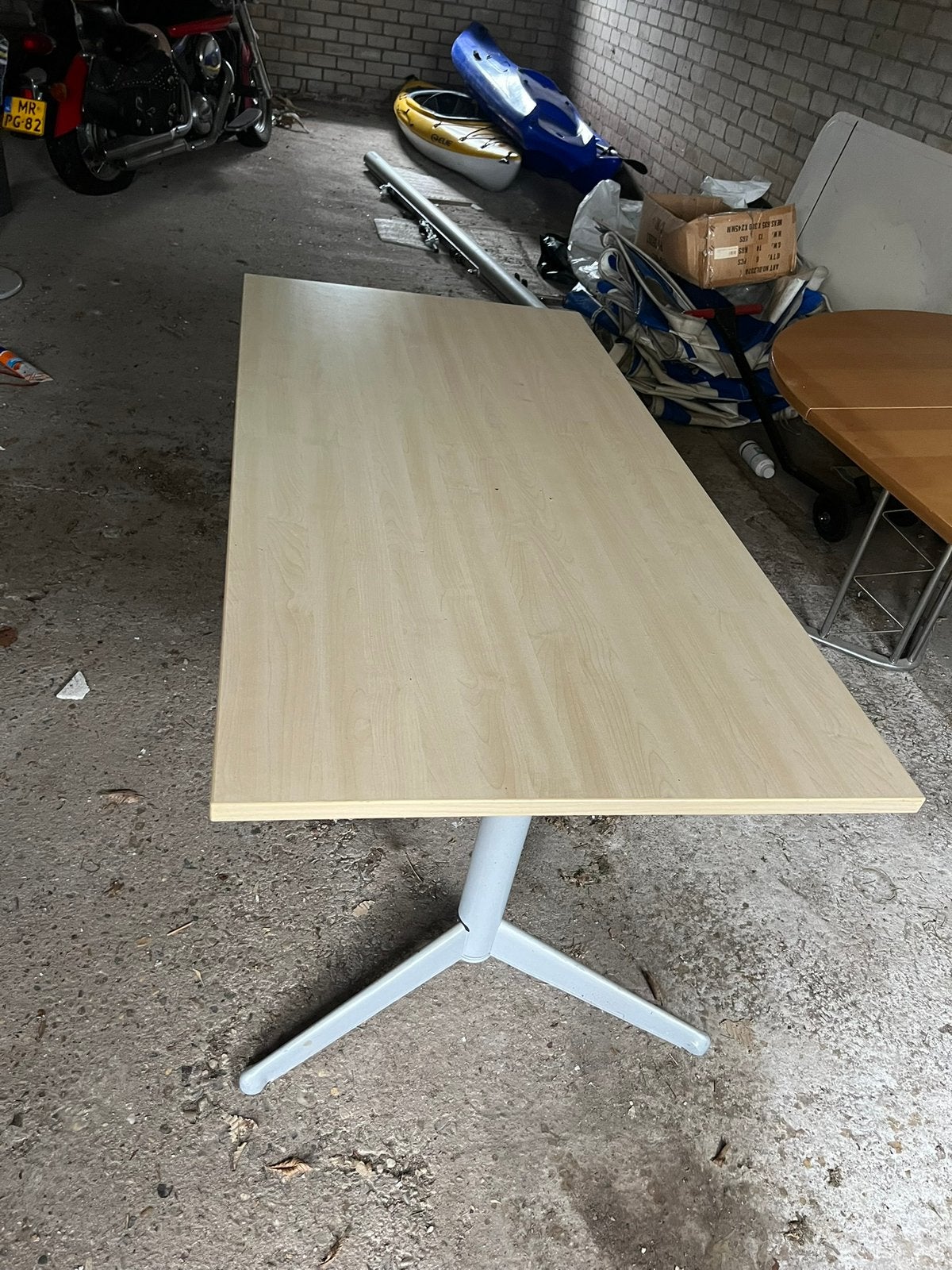 Rechthoekige tafel met metalen onderstel, Huis en Inrichting, Tafels | Eettafels, Gebruikt, Vier personen, Rechthoekig, 50 tot 100 cm