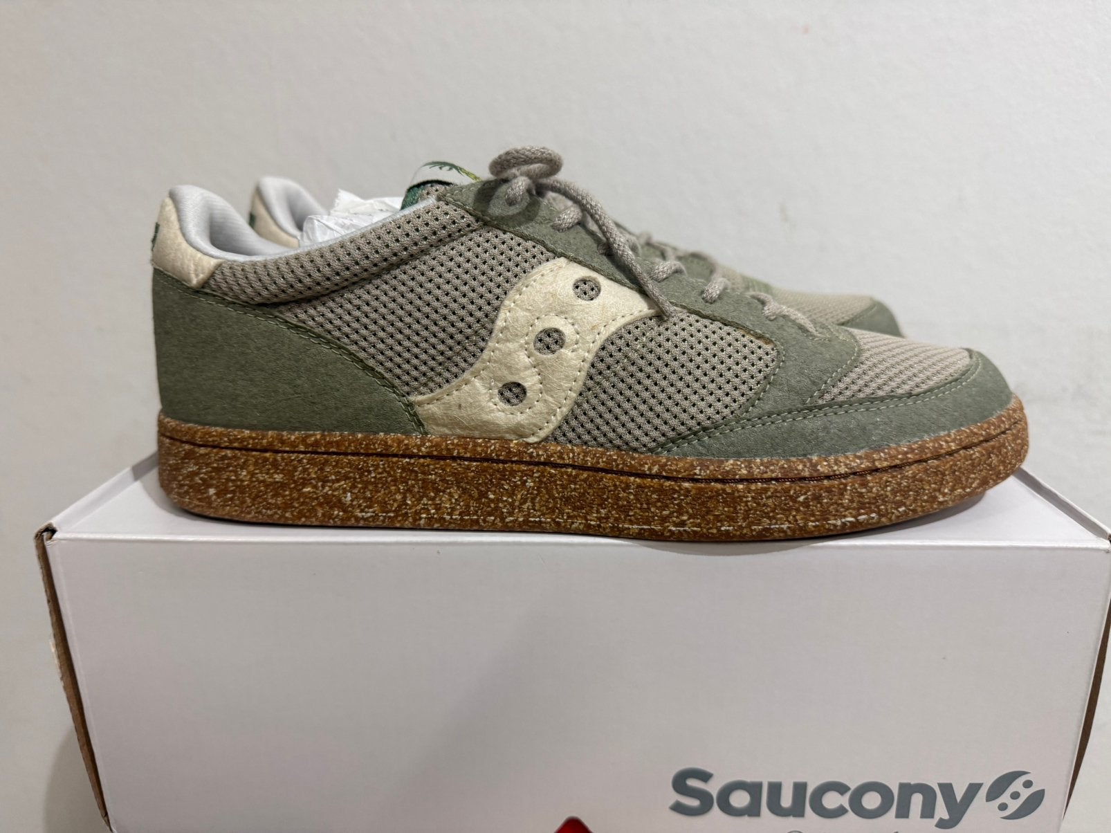 Te koop nieuwe Saucony Jazz Court Earth Pack maat 43, Kleding | Heren, Postlaan 3, Overige kleuren, Nieuw, Ophalen of Verzenden