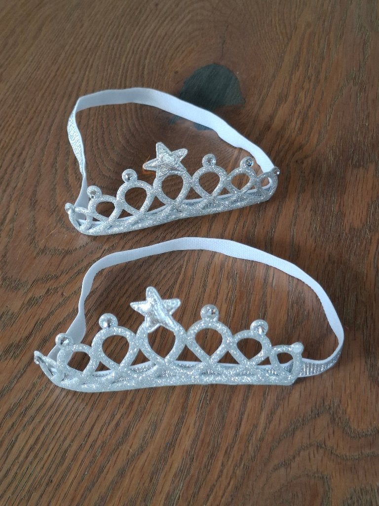 2 zilveren kinder glitter kroontjes met elastiek, Ophalen of Verzenden, Zo goed als nieuw