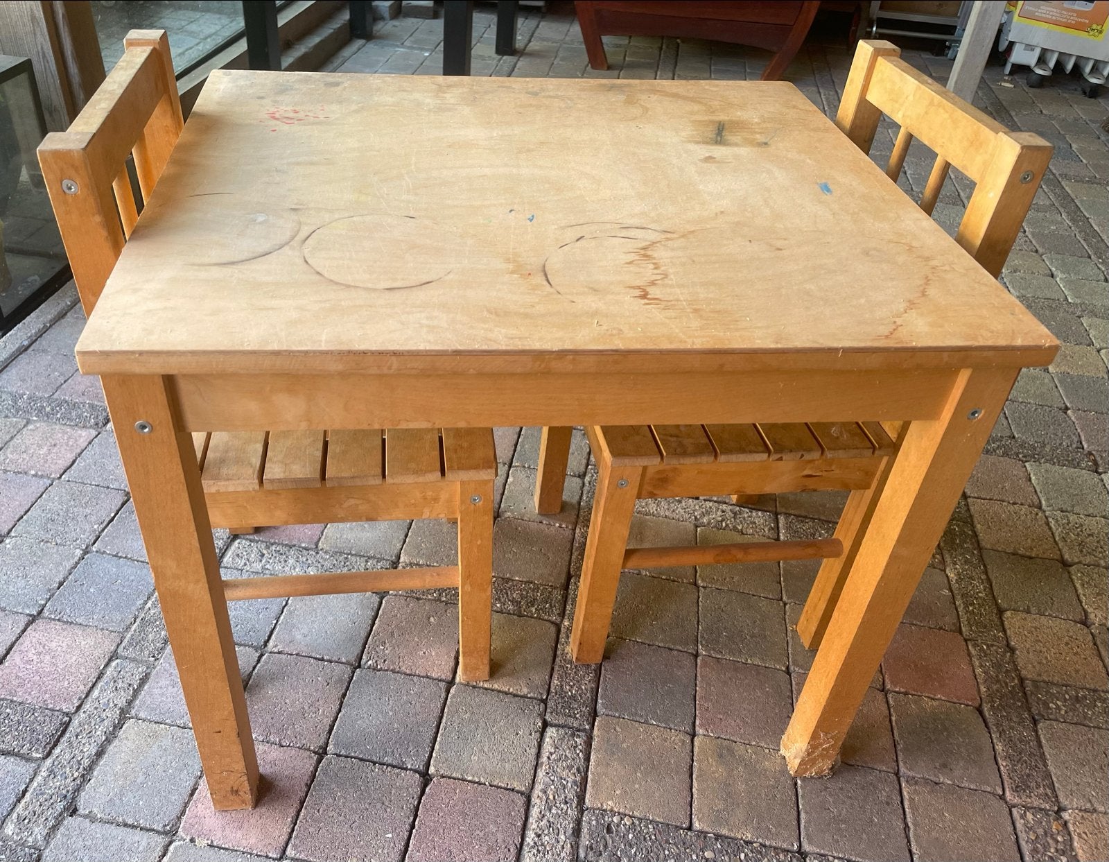 Houten IKEA kindertafel met 2 stoelen, Kinderen en Baby's, Kinderkamer | Tafels en Stoelen, Ophalen, Gebruikt, Tafel(s) en Stoel(en)