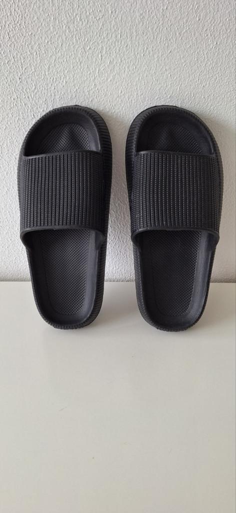Zwarte dames slippers, Ophalen of Verzenden, Overige maten, Zwart