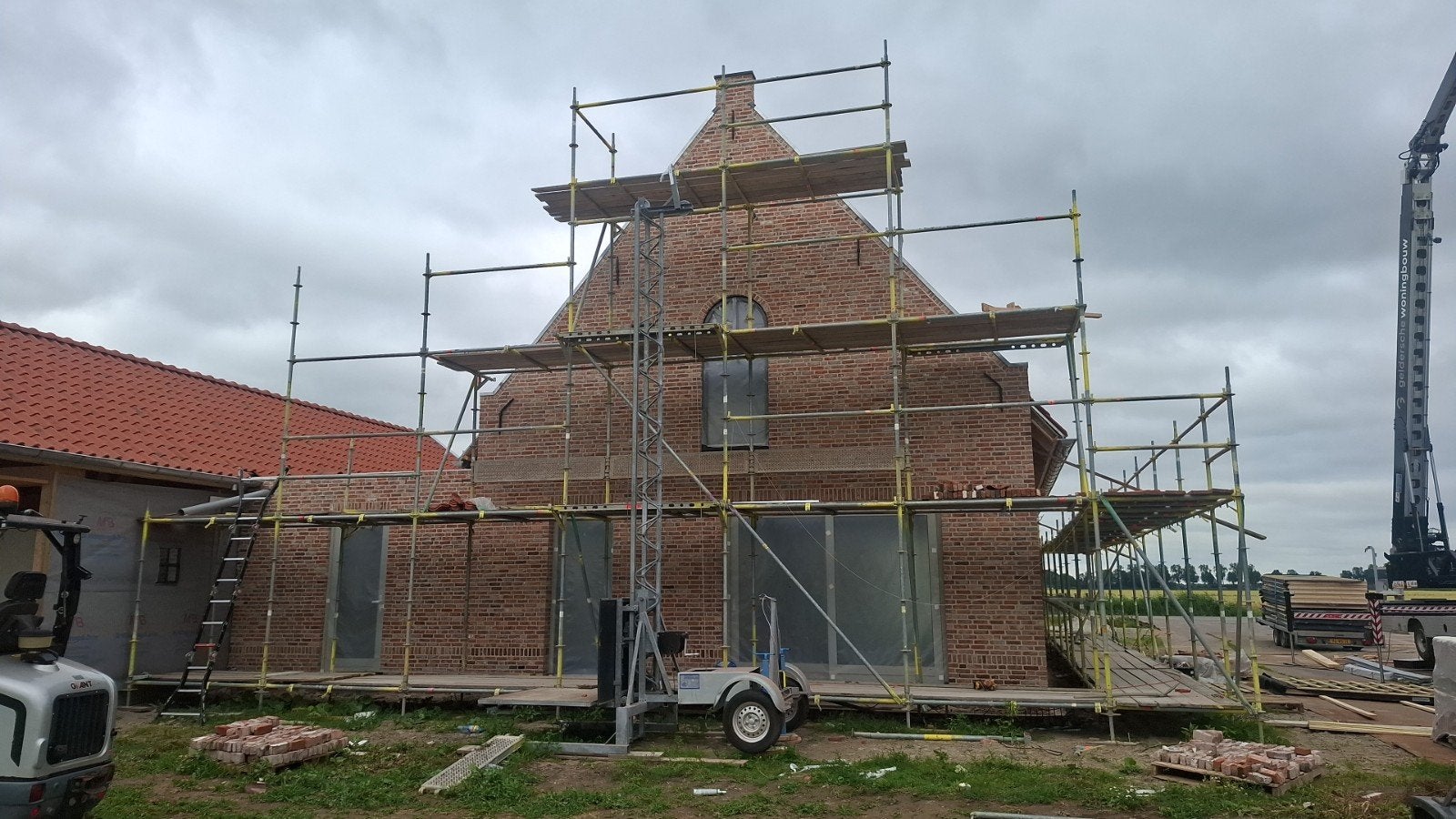 Bouwlift met trekhaak en afstandsbediening te koop, Ophalen of Verzenden, Gebruikt, Overige typen, 5 meter of hoger