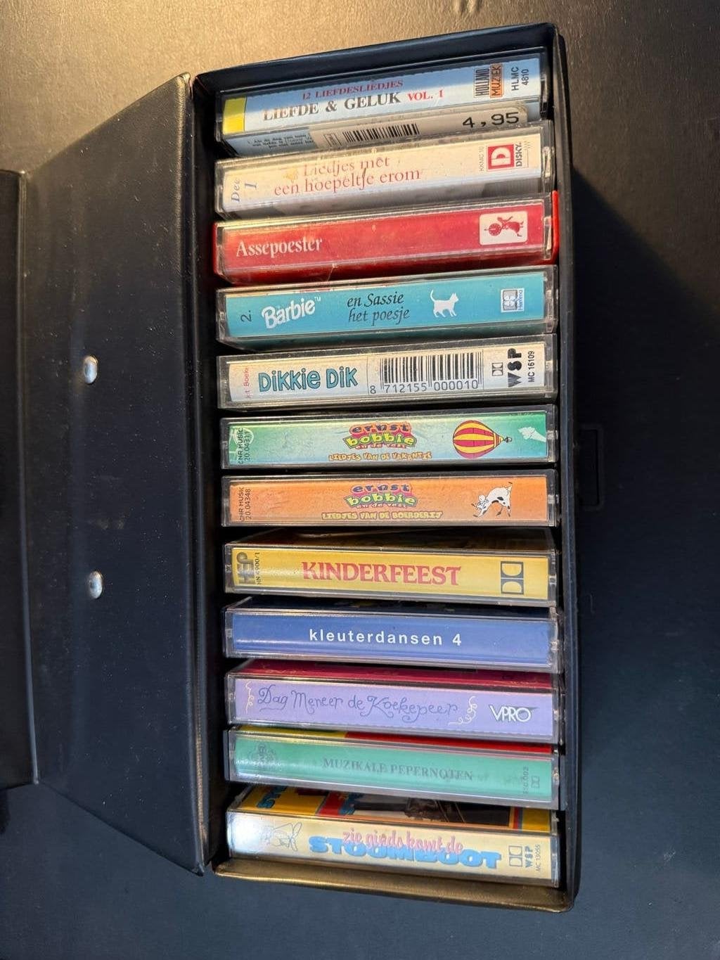 Kinder cassettebandjes in rood koffertje - Diverse titels, Gebruikt, 2 t/m 25 bandjes, Kinderen en Jeugd, Ophalen of Verzenden