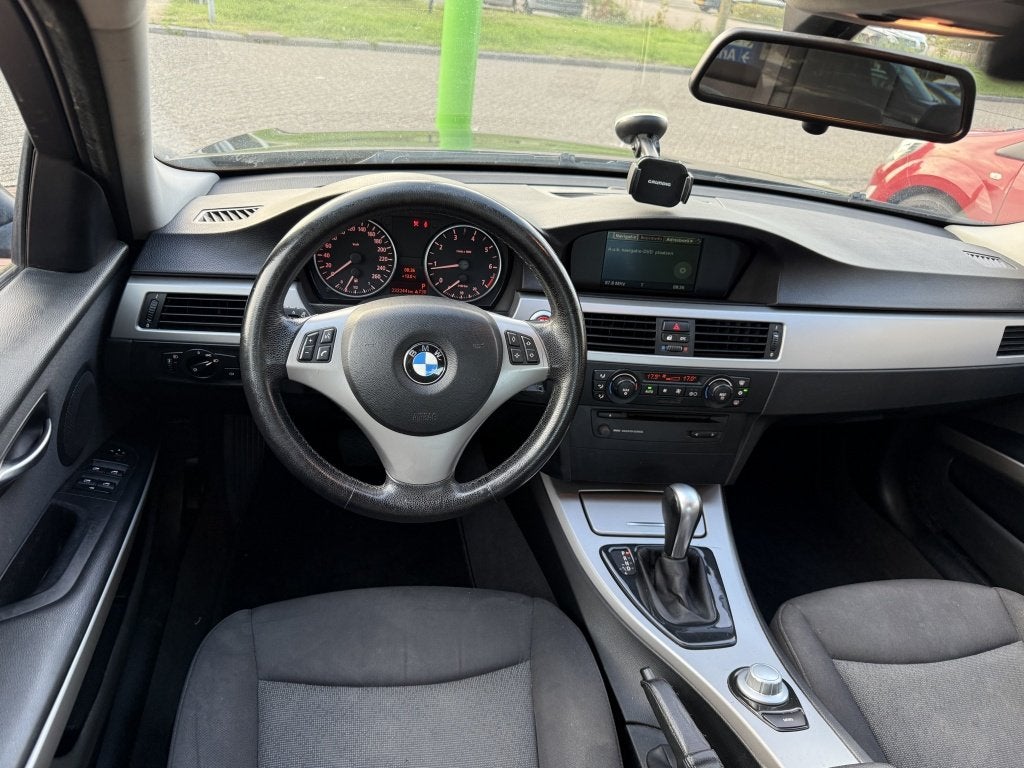 BMW 3-serie 320i automaat navi trekaak nette bmw (bj 2005), Automaat, Dealer onderhouden, 4 cilinders, 150 pk
