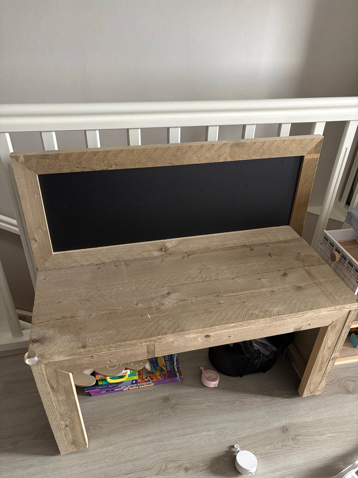 Houten kinderbankje met krijtbord rugleuning, Kinderen en Baby's, Kinderkamer | Tafels en Stoelen, Ophalen, Gebruikt, Stoel(en)