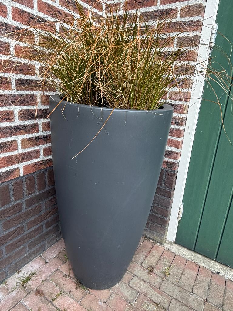Twee Elho bloempotten grijs 90 cm hoog met siergras, Tuin en Terras, Bloempotten, Ophalen, Kunststof, Gebruikt, 40 cm of meer