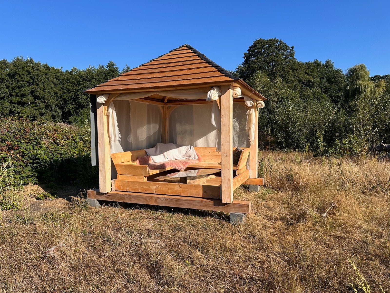 Prachtig prieel met loungebank en gordijnen, Tuin en Terras, Minder dan 250 cm, 200 tot 400 cm, 3 ramen of meer, Verzenden