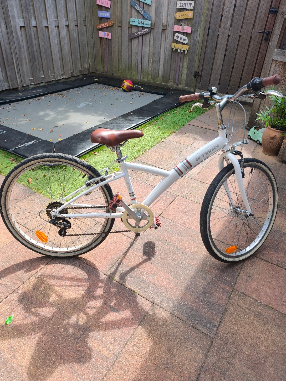 B'Twin Poply 300 kinderfiets 24 inch - Wit met bruin zadel, Ophalen, 20 inch of meer, Gebruikt, Velgrem