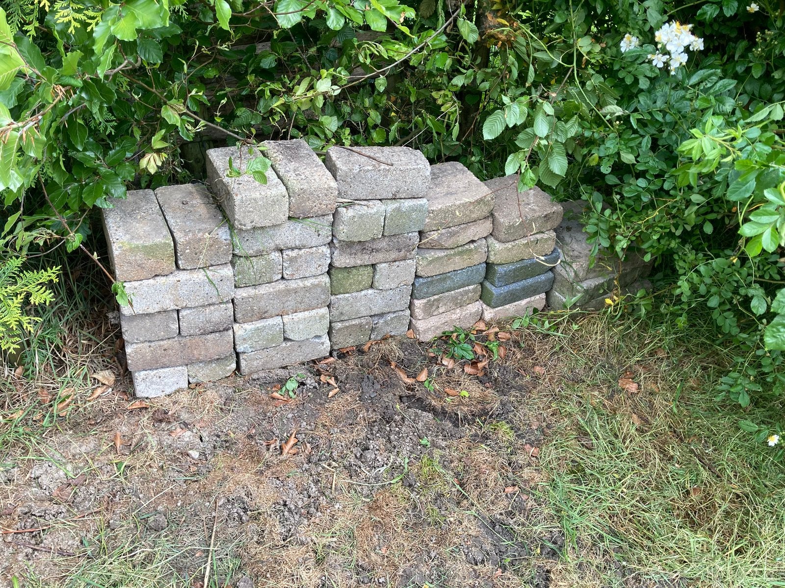 Gratis afhalen: klinkers en halve tegels, Tuin en Terras, Tegels en Klinkers, Ophalen, Zo goed als nieuw, Beton, Klinkers