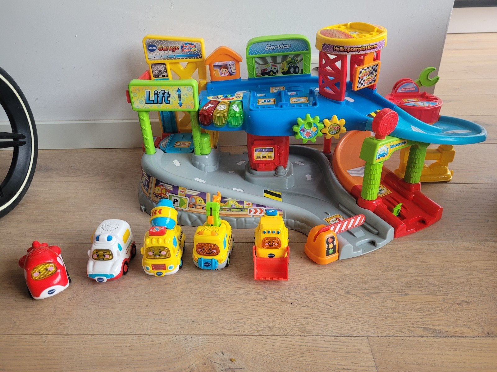 vtech Toet Toet garage met vliegtuig, Ophalen, Zo goed als nieuw, 2 tot 4 jaar