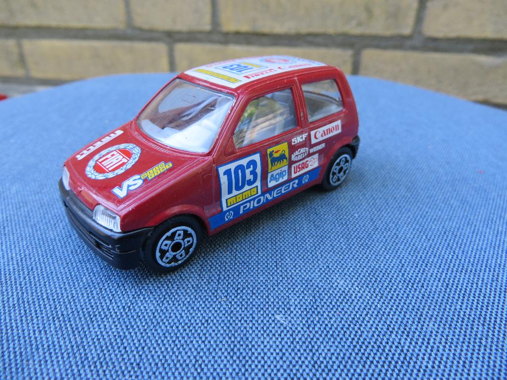 Burago Fiat Cinquecento Rood, Hobby en Vrije tijd, Modelauto's | 1:43, Ophalen of Verzenden, Zo goed als nieuw, Auto, Overige merken