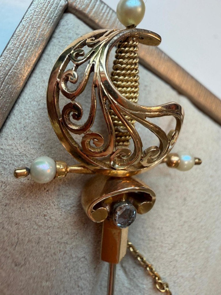 Zwaard Broche van 18 karaat goud met diamant & parels, Met edelsteen, Ophalen of Verzenden, Zo goed als nieuw, Goud